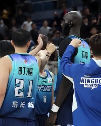 开云官网-廖三宁16+5无缘季后赛，徐昕进季后赛战老东家，贺希宁29分